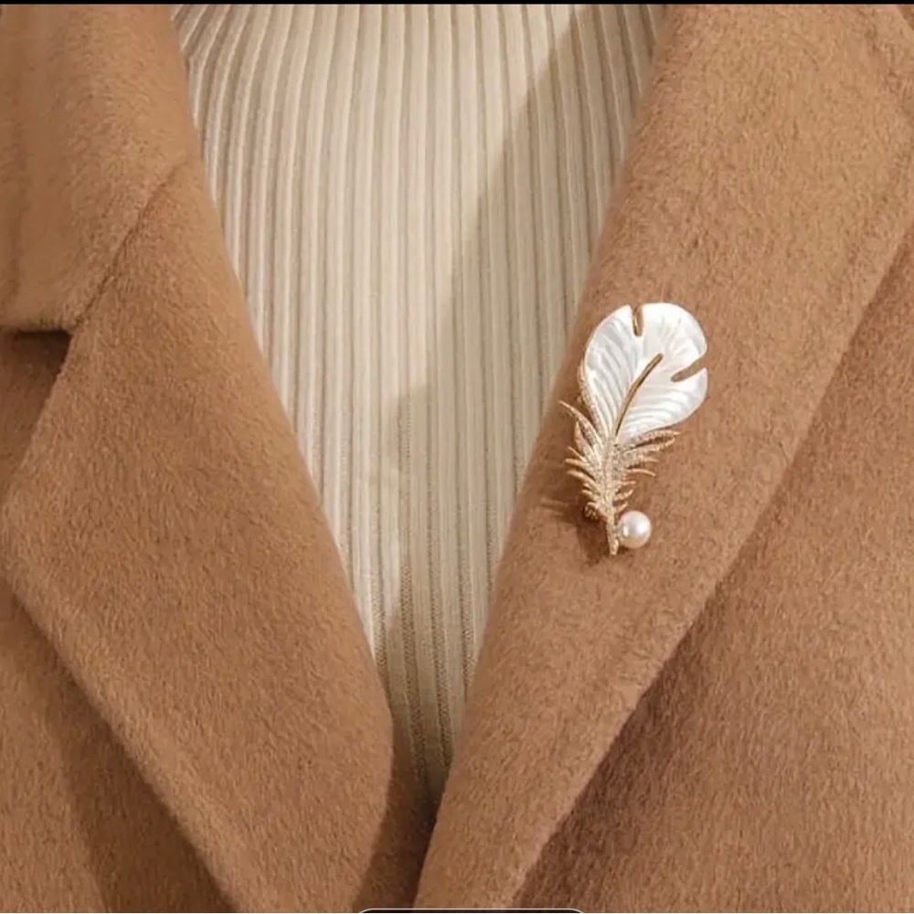 Rhinestone Feather Leaf Design Women’s Brooch - Picture 3 of 4